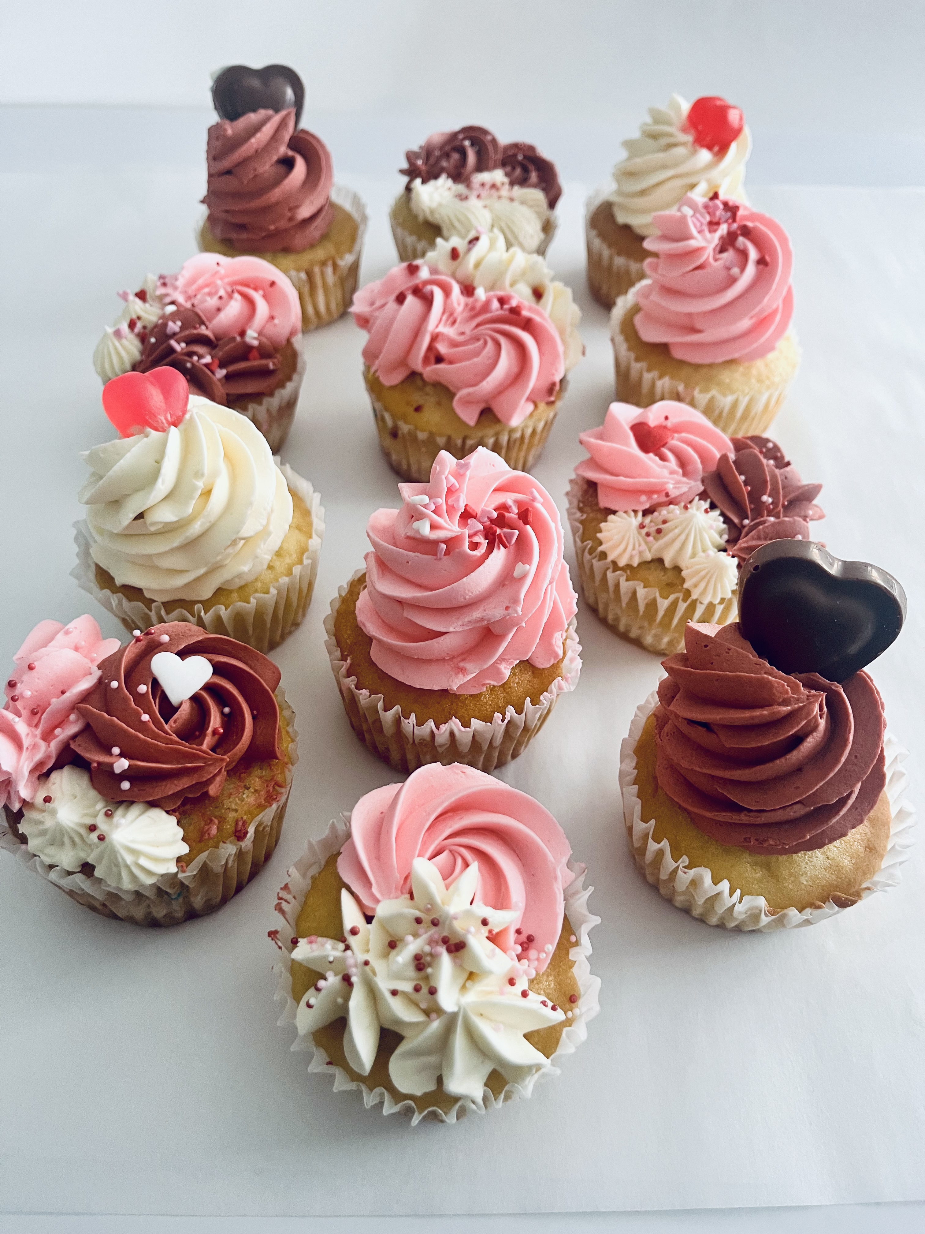 12 V DAY SWIRL FANCY CUPCAKES